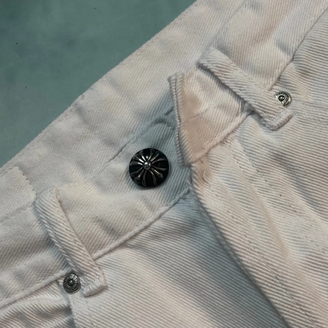 🅿️240 🔘Style number-KL165 🔘Cro Heart𝐂𝐡𝐫𝐨𝐦𝐞 𝐇𝐞𝐚𝐫𝐭 White cow lemon yellow cross patch leather jeans* This is simply a dream item in the fashion world! It uses top-notch heavy-duty washing technology to give the white denim a full texture and full retro charm. The laser-cut cross in calfskin is the finishing touch of these pants. The lemon yellow is bright and eye-catching. When paired with white denim, it creates a unique fashion sparkle. The distressed silver hardware has ultra-fine details and a high-end feel. The straight version is even more unique. It has a great slimming effect on the upper body. It can be easily controlled regardless of body shape. The genderless trend takes off immediately! The design of these pants is unique, the details are superb, simple and elegant. The workmanship is also quite exquisite, the wiring is neat, and every small detail is handled just right. The high-end quality is completely different from ordinary products! The matching suggestions are as follows: Trendy street style: Wear a black loose hooded sweatshirt with a personalized fluorescent graffiti pattern on your upper body, then a black leather jacket by Croix Heart, and a pair of black high-top Converse or Balenciaga dad shoes on your feet. For accessories, you can choose a silver necklace and ring from Crow Heart, and then wear a black baseball cap. Walking on the street will definitely turn heads. Casual fashion style: wear a white cotton short-sleeved T-shirt inside, a light blue denim jacket on the outside, these Crouch jeans on the bottom, and a pair of white shoes, like Nike's Air Force 1. Wear a simple white backpack for daily outings and shopping, which is comfortable and fashionable. Personalized retro style: Choose a retro polka-dot shirt and tuck the shirt into your pants. Pair it with a pair of brown retro leather shoes or Martin boots with thick soles. Wearing a pair of round retro sunglasses, the overall look is unique and retro.  Size: S M L XL (28.30.32.34) Color: White